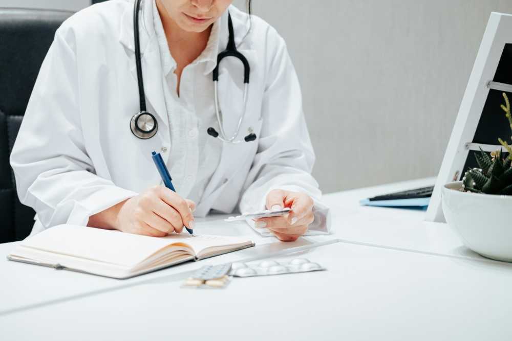 Présentation d'une femme médecin qui prescrit des médicaments pour une HbA1c élevée