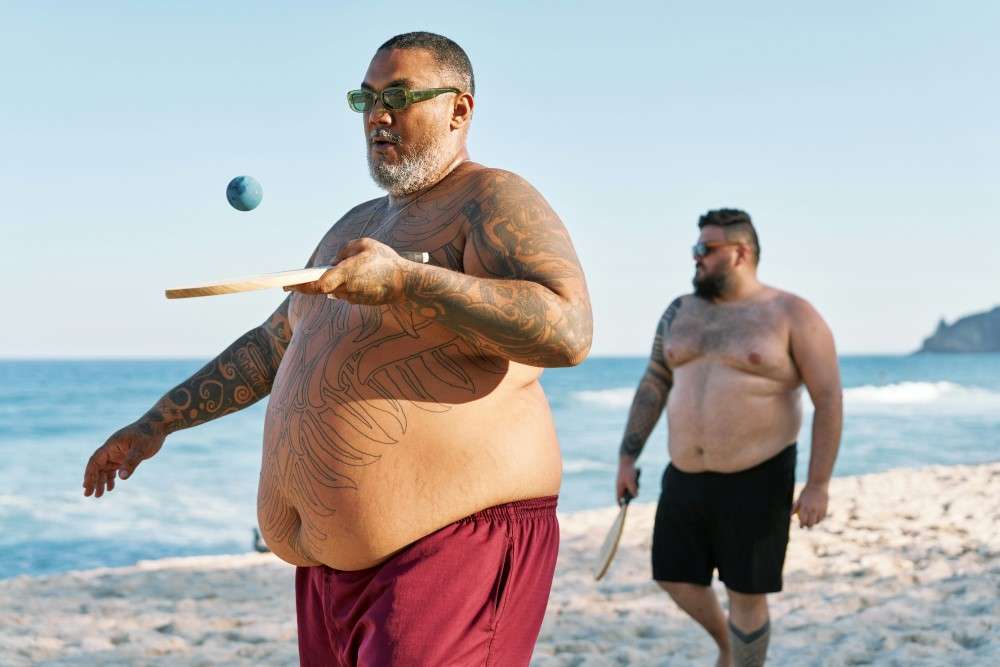 presentation-photo-deux-hommes-en-surpoids-faisant-sport-de-plage-diabete-type-1-et-2 Présentation de deux hommes en surpoids faisant du sport de plage pour diabète type 1 et  2