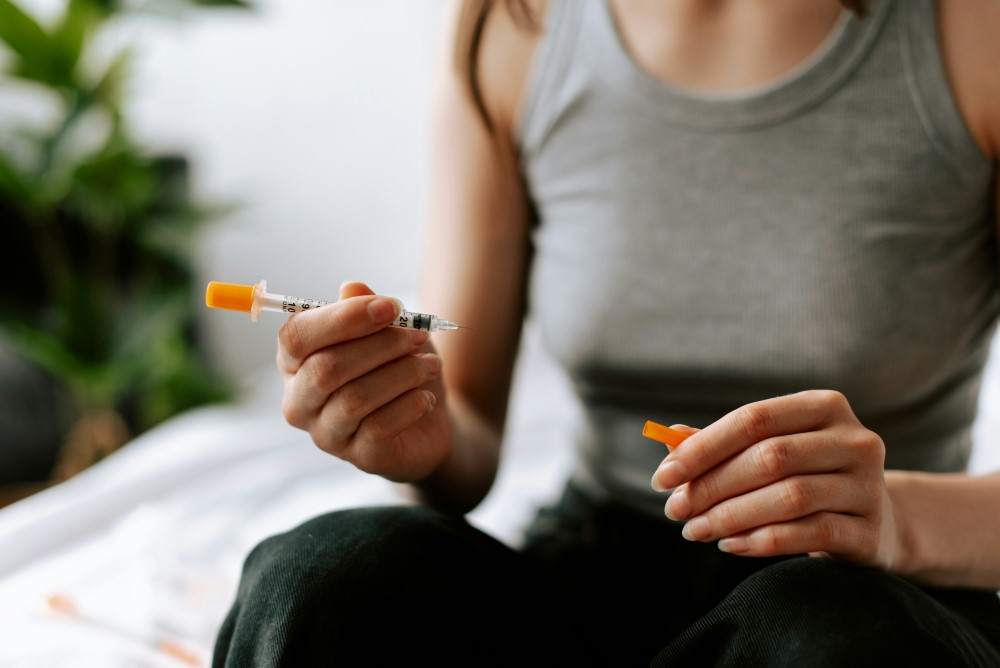 Présentation d'une femme malade diabète type 1 se faisant une injection d'insuline