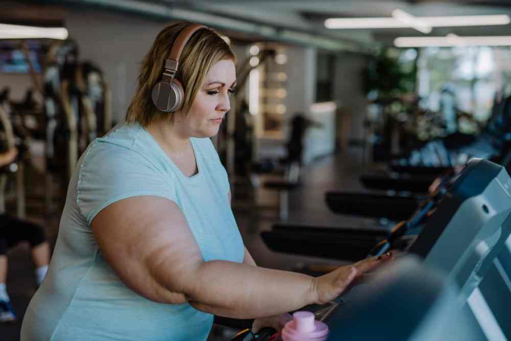 Femme en surpoids faisant du sport pour faire baisser les triglycérides élevés