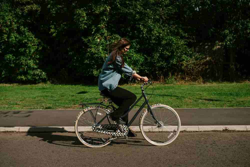 Femme pratiquant le vélo, hypoglycémie sans diabète