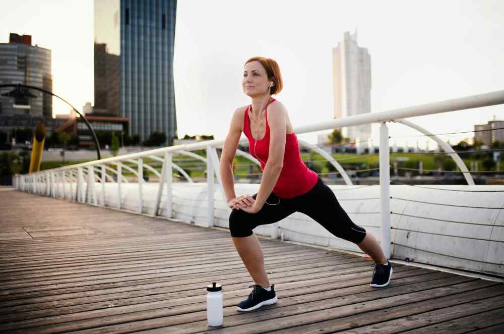 Femme s'étirant après sa séance de footing