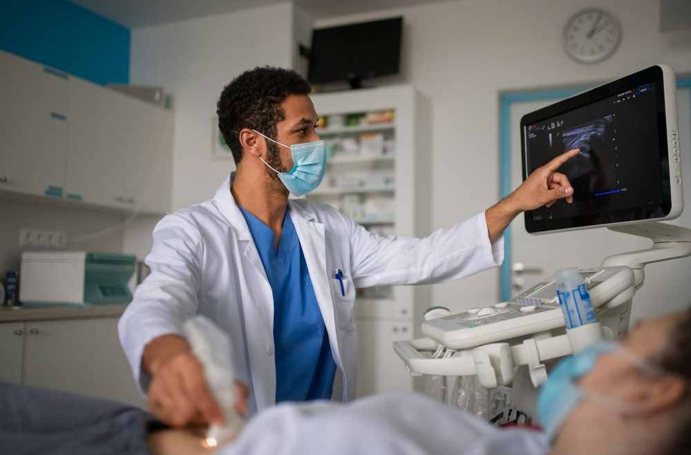 Médecin faisant une échographie du foie cirrhose hépatique
