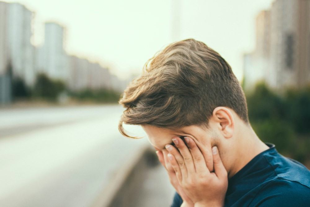 Homme souffrant de troubles du sommeil et fatigué