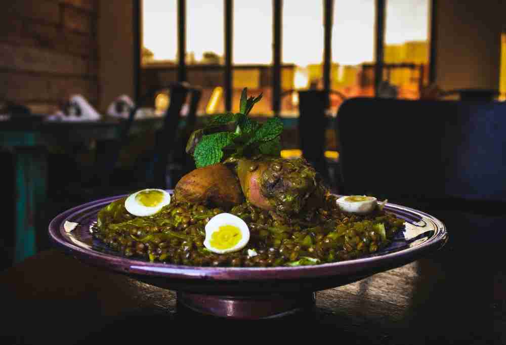 Salade de lentilles vertes avec des oeufs