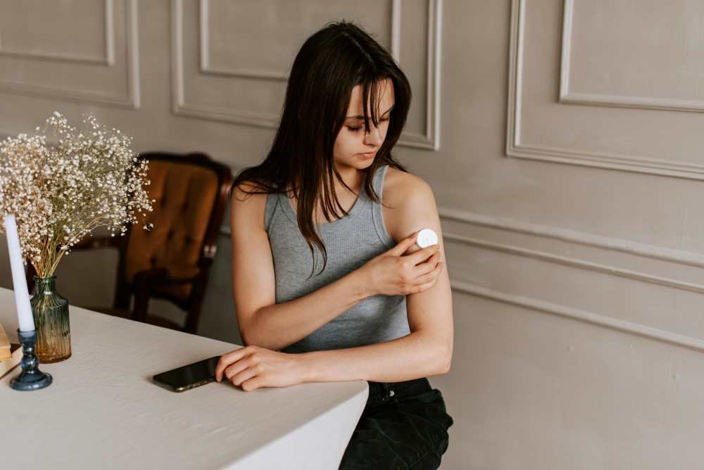 femme-prenant-sa-glycémie-via-glucometre-sans-piqure Femme prenant sa glycémie via glucomètre sans piqûre