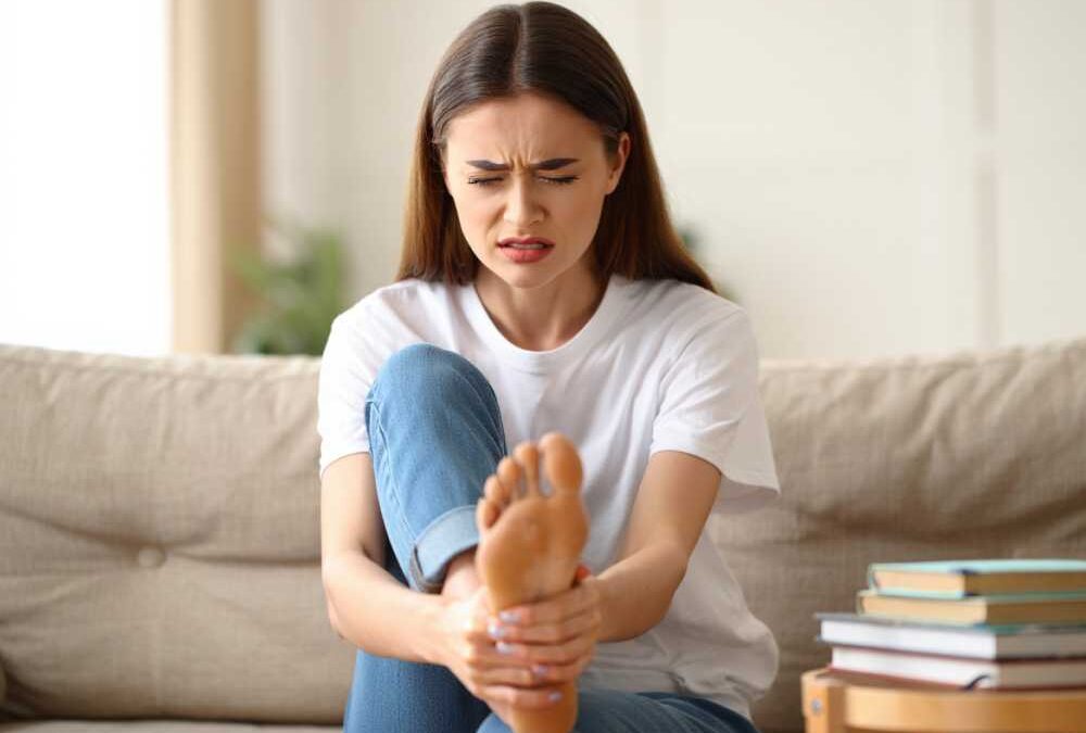 Combien de temps dure une crise de goutte, femme ayant mal au pied