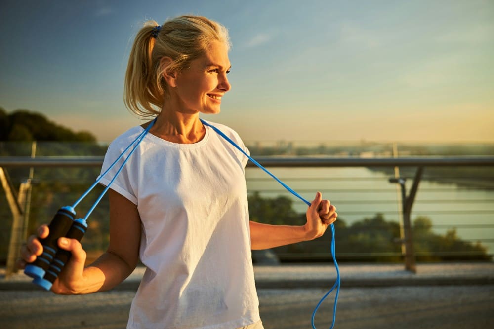 Femme ayant une corde à sauter en main