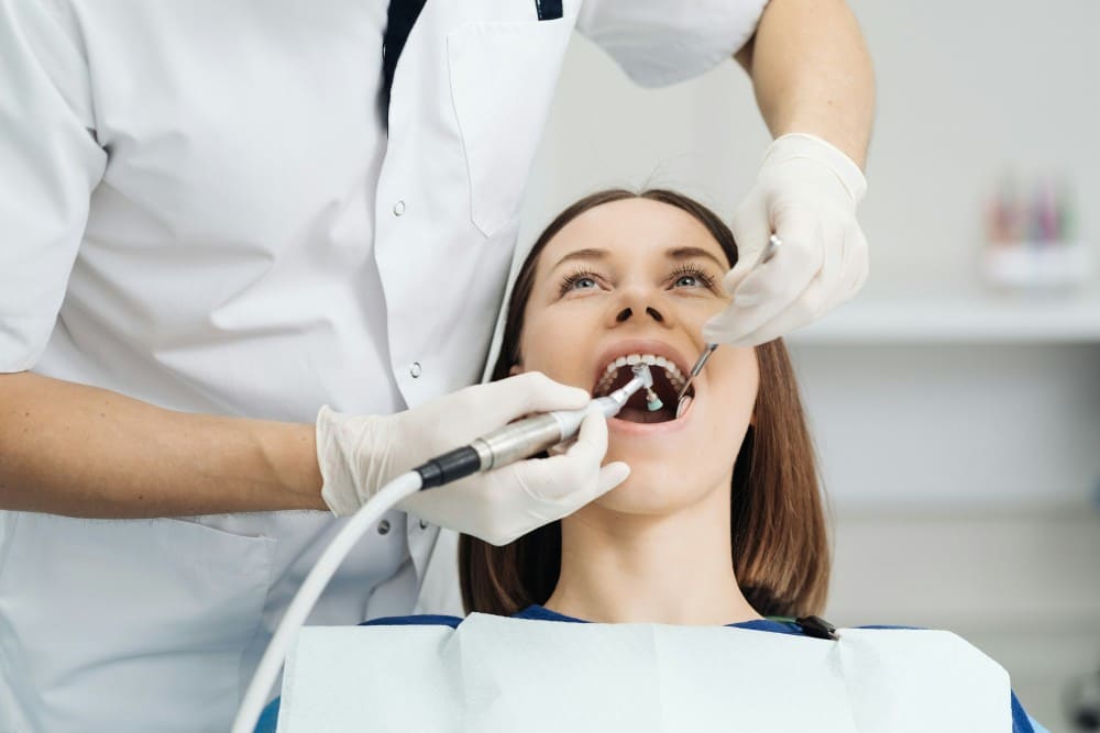 Femme chez le dentiste pour dent cassée