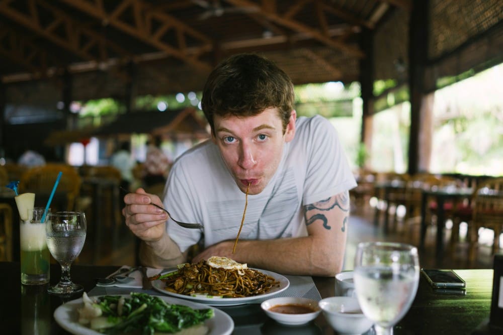 Homme qui mange beaucoup