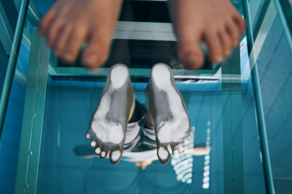 Patient diabétique chez le podologue pour surveiller ses pieds