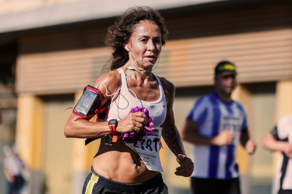 Femme sportive diabétique marathonienne qui prend sa glycémie