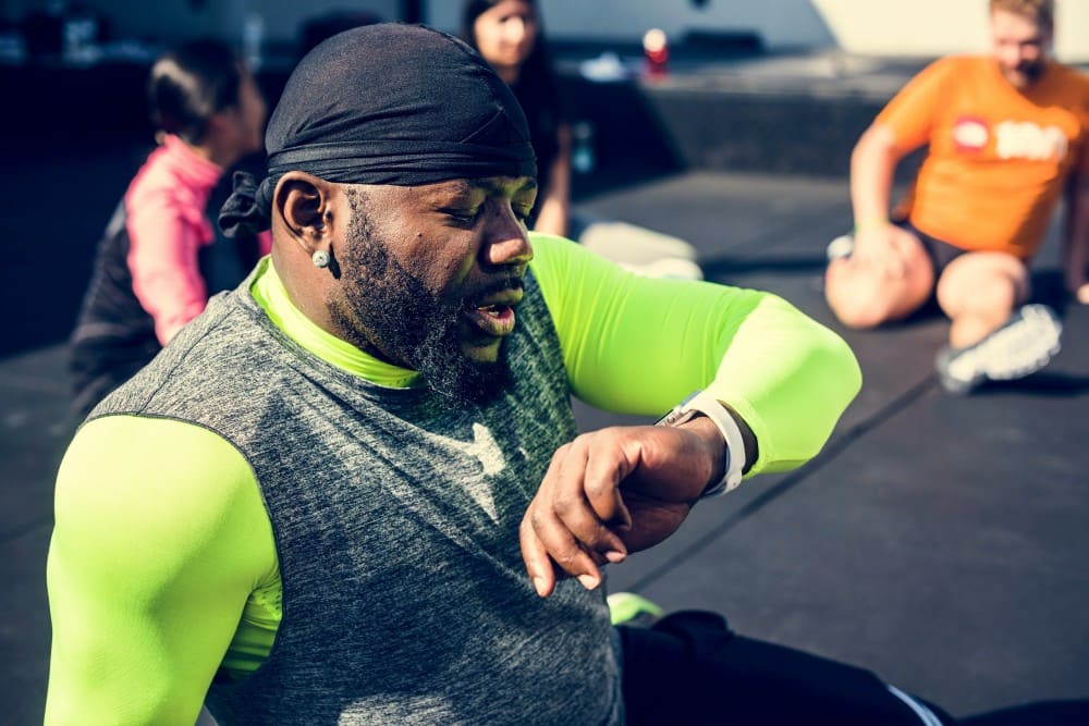 Diabétique consultant sa montre pendant son sport