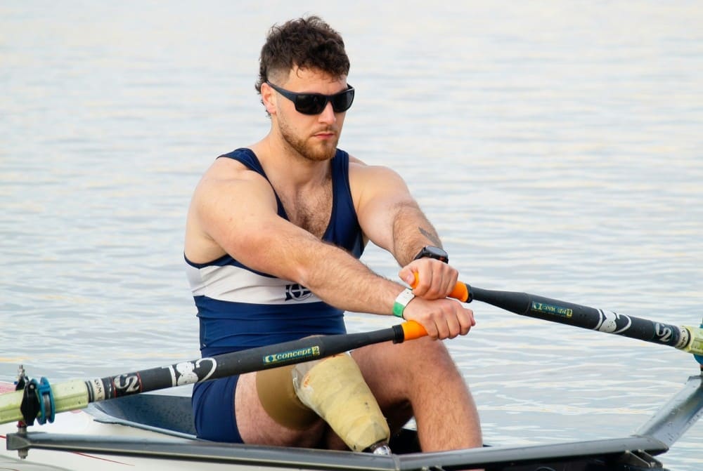 Homme sportif avec une prothèse faisant de l'aviron