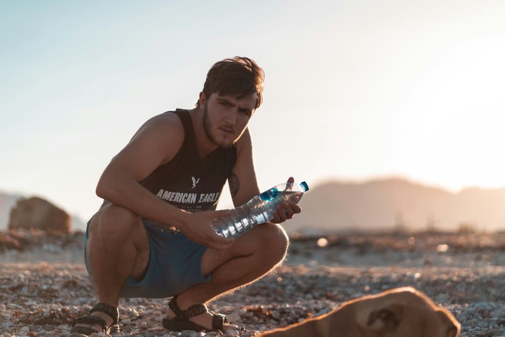 Homme sportif en short, diabétique avec une bouteille d'eau