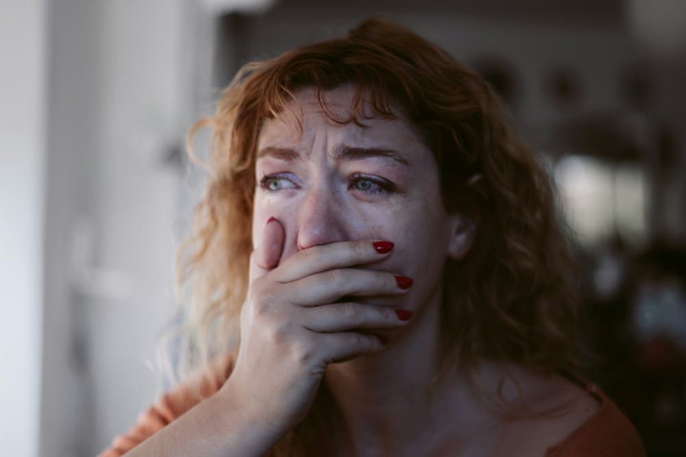 Femme ayant des remontées de nourriture méricisme