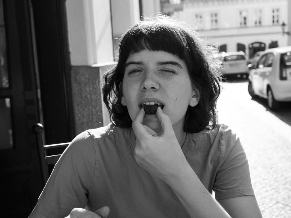 Femme faisant du bruxisme