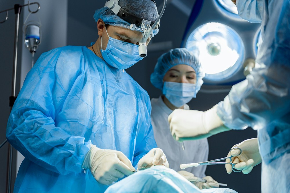 Chirurgien et assistante effectuant un bypass à un patient