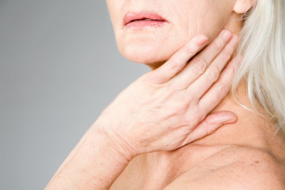 Femme ayant des démangeaisons sans boutons peau très sèche