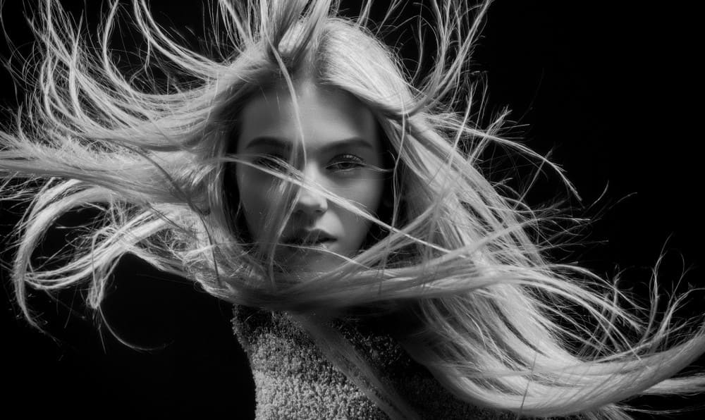 Photo noir et blanc d'une femme aux cheveux longs raides
