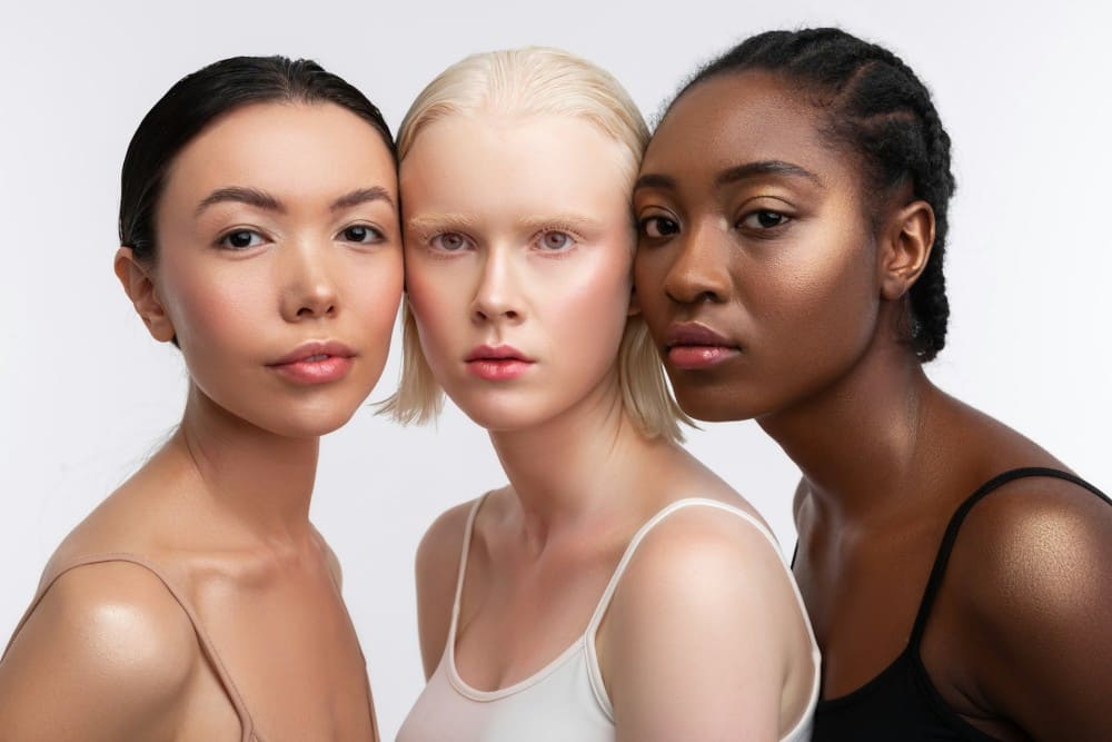 Trois femmes de couleur de peau différente