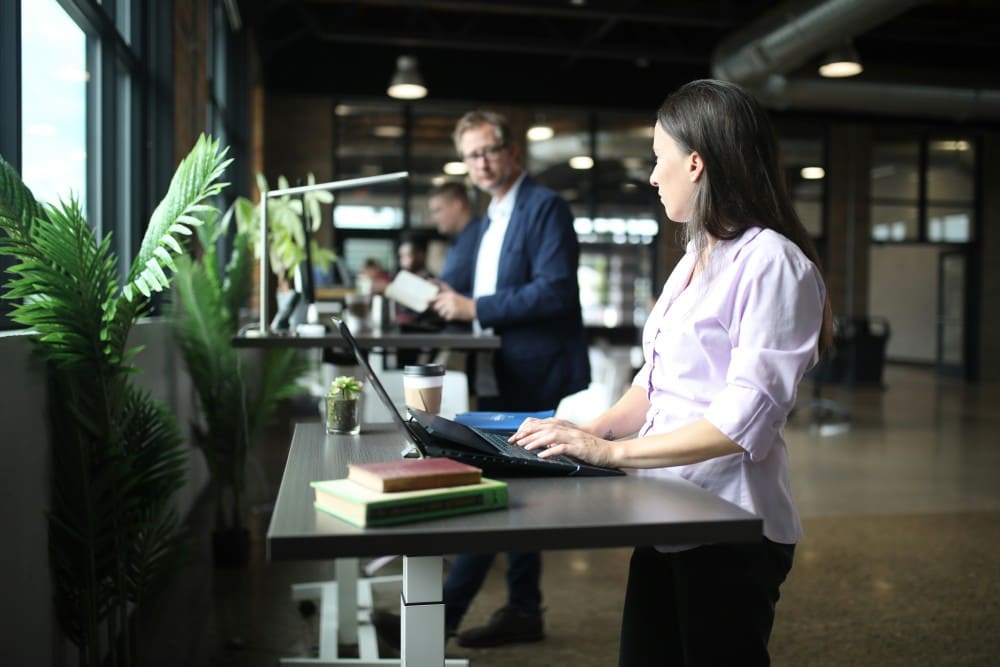 Bureau assis debout salariés au travail