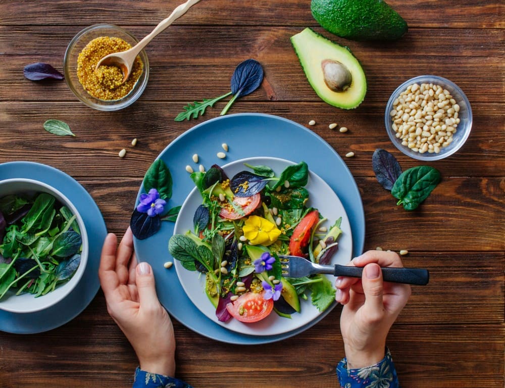 Plats de fleurs comestibles légumineuses avocat
épinards
