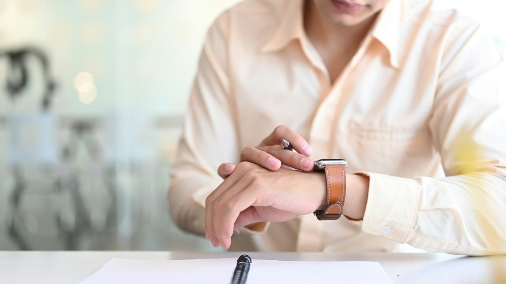 Femme qui utilise une montre parlante en appuyant sur le bouton