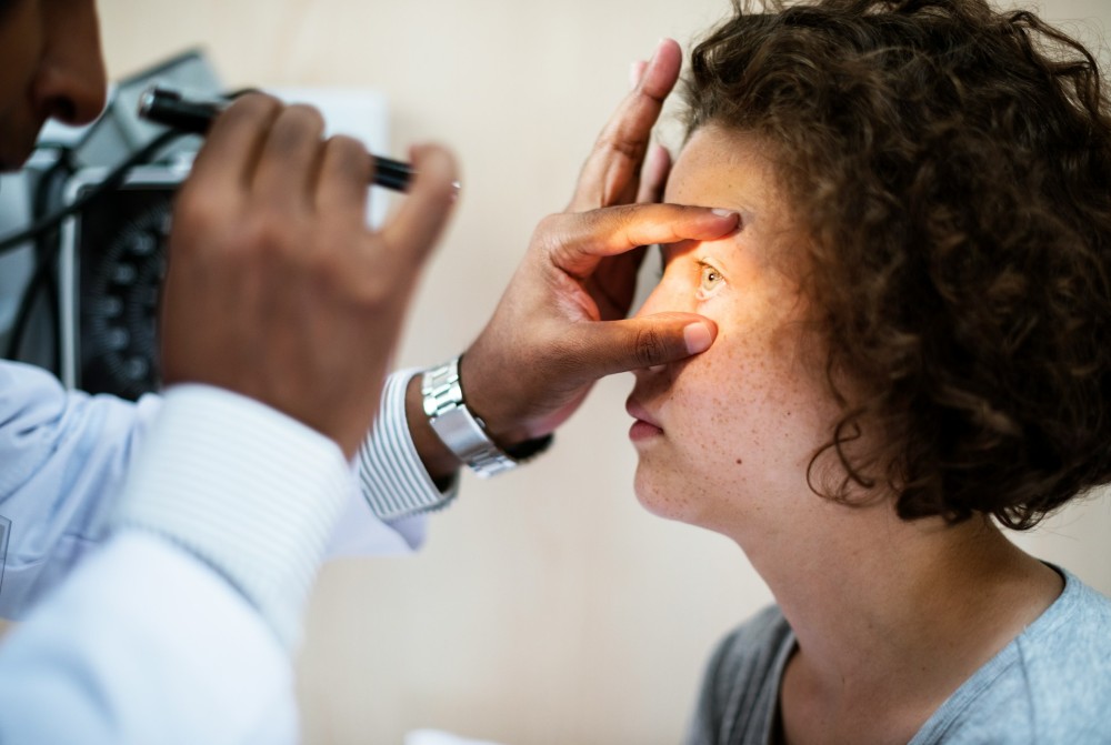 Ophtalmologue et diabète suivi des yeux impératifs